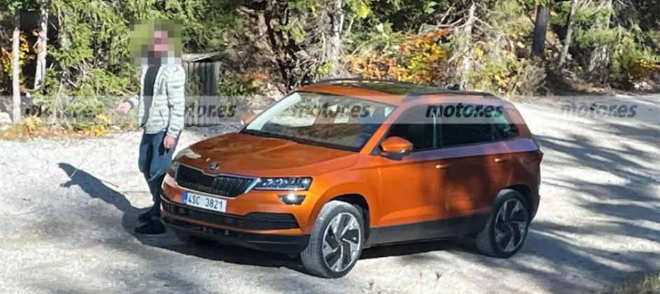 Компания Skoda покажет обновленный кроссовер Skoda Karoq 2022 30 ноября 2021 года