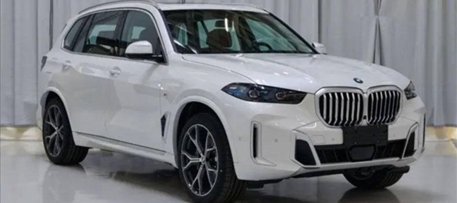 Это новейший BMW X5L. Внедорожник показали на живых фото