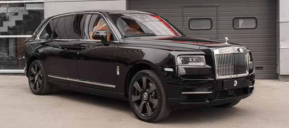 Удлиненный Rolls-Royce Cullinan продают в России за 92 млн рублей