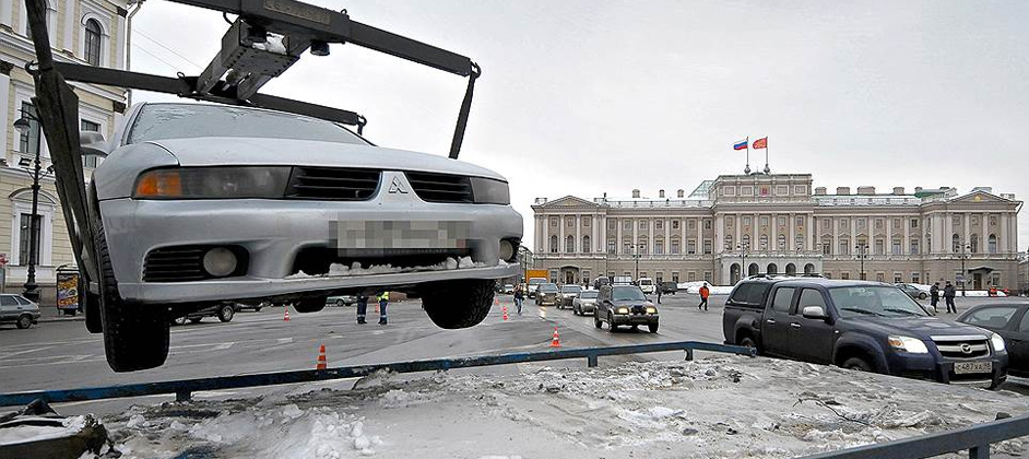 Смольный с 2020 года повысит плату за штрафстоянку