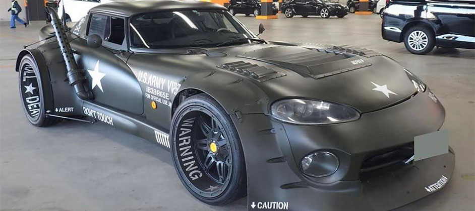 В США спорткар Dodge Viper стилизовали под военную автомашину